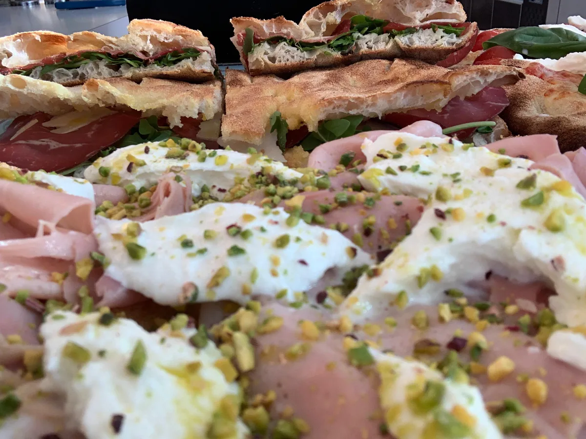 Impasto artigianale altamente digeribile e focaccia appena sfornata