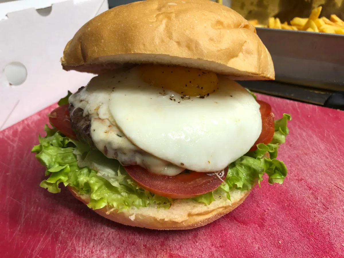 Panino Gourmet con Hamburger di Black Angus e patatine