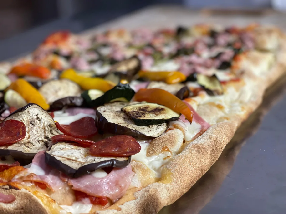 Tranci di Pizza in Pala alla Romana con ingredienti freschi